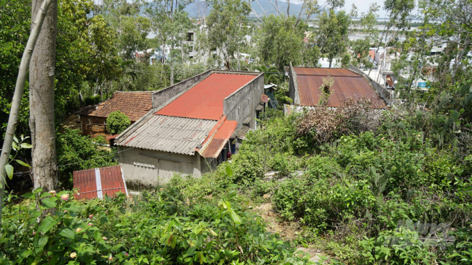 Những căn nhà nằm dưới chân núi Gành thuộc thôn Đức Phổ 1, xã Cát Minh (huyện Phù Cát, Bình Định), luôn đối mặt với hiểm nguy do nạn sạt lở núi đá. Ảnh: V.Đ.T