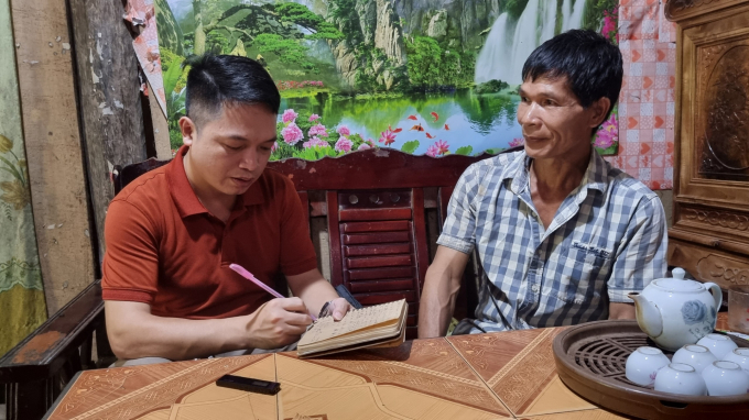 Ông Nguyễn Văn Chiến (bên phải) chia sẻ nỗi ấm ức với PV. Ảnh: Trần Quản.