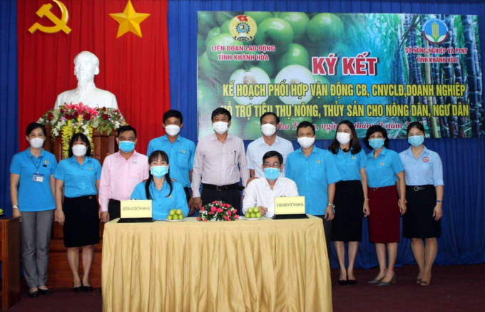 Ngành nông nghiệp Khánh Hòa và Liên đoàn Lao động tỉnh ký kết hỗ trợ tiêu thụ nông thủy sản cho nông, ngư dân. Ảnh: VG.