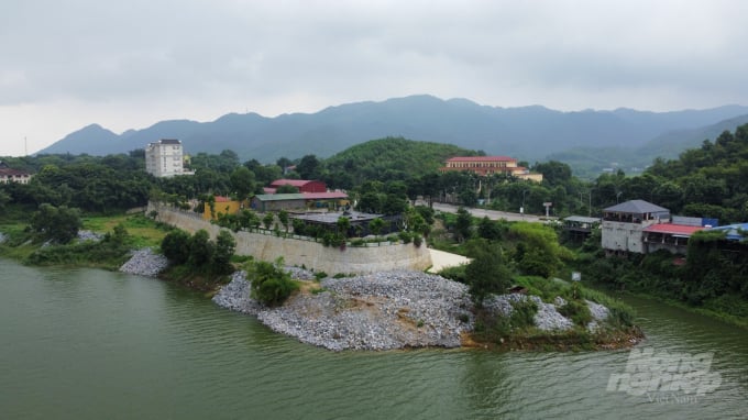 Công ty Anh Thắng mới chỉ cho máy múc 1 phần đá lên bờ, nhưng hình ảnh cho thấy vẫn còn khối lượng đất đá lên tới hơn 700m3 vẫn nằm dưới mặt hồ Núi Cốc. Ảnh: Toán Nguyễn.