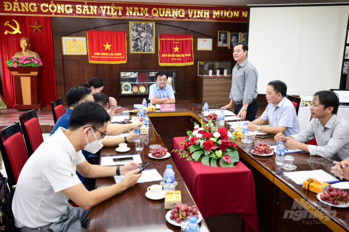 TS. Nguyễn Xuân Thắng, Viện trưởng Viện Nghiên cứu Ngô báo cáo Bộ trưởng Lê Minh Hoan về hoạt động của Viện. Ảnh: Tùng Đinh.