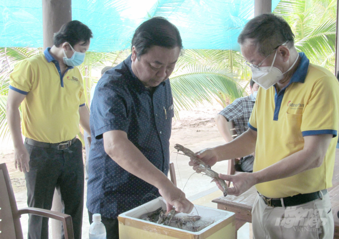 Ông Lê Văn Quang, chia sẻ về mô hình nuôi tôm rừng tại huyện Ngọc Hiển (Cà Mau) với Bộ trưởng Bộ NN-PTNT Lê Minh Hoan. Ảnh: Trọng Linh.