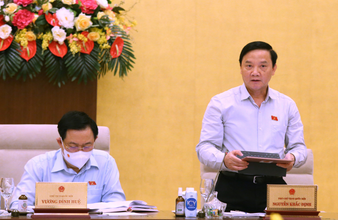 Ủy viên Thường vụ Quốc hội, Phó Chủ tịch Quốc hội Nguyễn Khắc Định (phải) cho ý kiến về tờ trình của Chính phủ về Đề án bảo đảm an ninh nguồn nước giai đoạn 2021 - 2030, tầm nhìn đến năm 2045. Ảnh: Minh Phúc.
