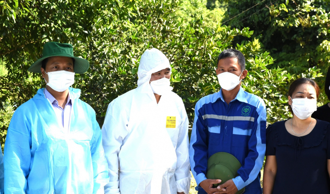 Deputy Minister Phung Duc Tien (2nd from left) visits Mr. Tran Van Tuan's pig farm in Pa Hao village, Ban Giang commune, Tam Duong district (Lai Chau). Photo: Minh Phuc.