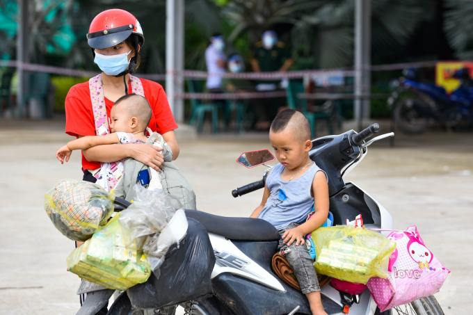 Vợ chồng và 2 đứa con nhỏ của chị Bông vượt gần 1.400 Km bằng xe máy để về quê tránh dịch. Ảnh: VD.