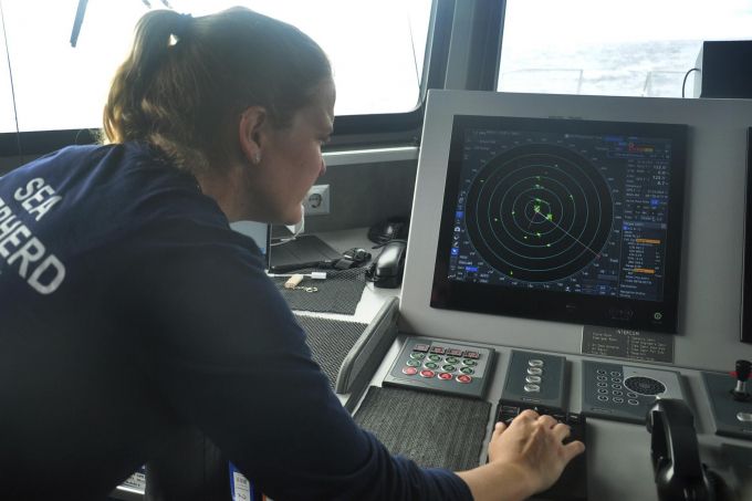 Carmen McGregor, sĩ quan của tàu Ocean Warrior, kiểm tra radar, theo dõi đội tàu Trung Quốc. Ảnh: AP.