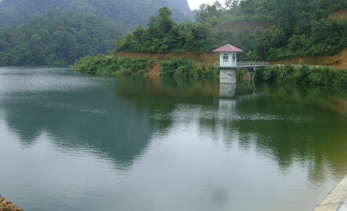 Hồ Bản Viết cung cấp nước tưới tiêu cho phần lớn diện tích sản xuất nông nghiệp của xã Phong Châu, huyện Trùng Khánh. Ảnh: T.L.