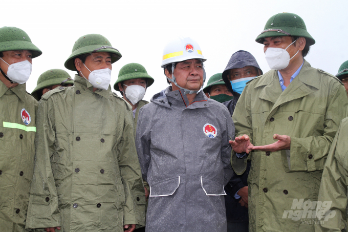Bộ trưởng Bộ NN-PTNT Lê Minh Hoan ghi nhận tình hình thực tế tại Nghệ An. Ảnh: Việt Khánh.