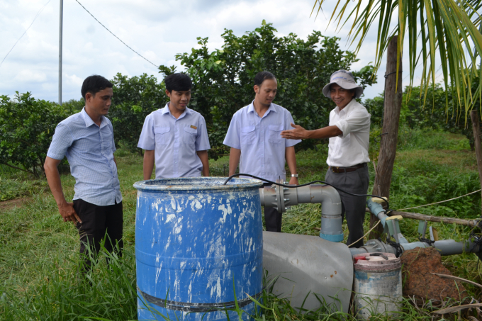 Trung tâm KH-CN Bình Phước chuyển giao ứng dụng chế phẩm sinh học TKS-NEMA phòng trừ bệnh tuyến trùng cho cây có múi. Ảnh: Trần Trung.