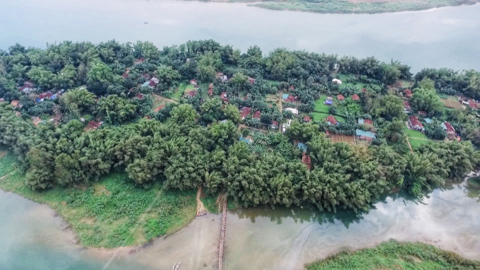 Xóm Lân (TP Quảng Ngãi, tỉnh Quảng Ngãi) như một ốc đảo, bốn bề mênh mông nước. Ảnh: L.K.