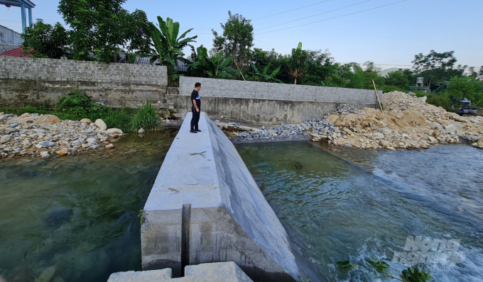 Đập thủy lợi thôn Trung, xã Việt Lâm, huyện Vị Xuyên đang được nâng cấp sửa chữa. Ảnh: Đào Thanh.