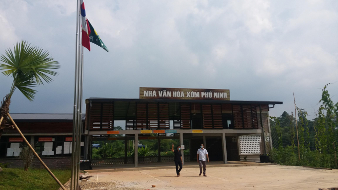 Nhà văn hóa của xóm Nông thôn mới kiểu mẫu Phú Ninh (xã Phú Đình) mới được đầu tư khang trang, đón khách thăm quan du lịch vùng căn cứ kháng chiến xưa. Ảnh: PH.