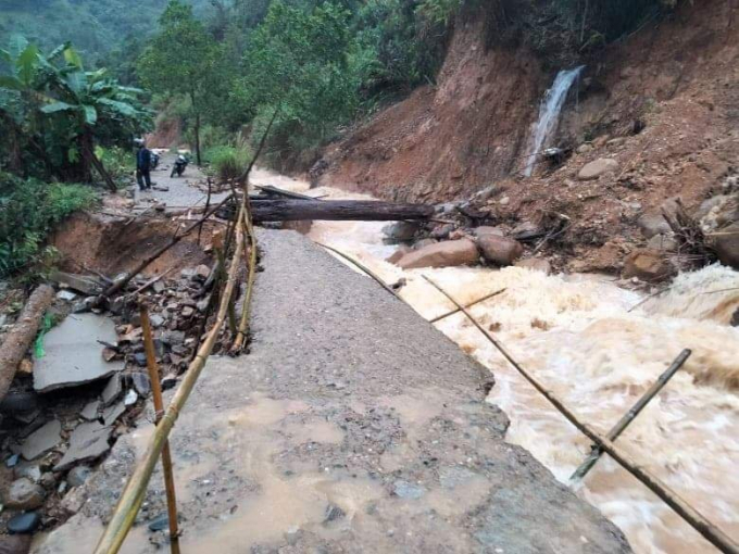 Nước lũ tràn chảy qua mặt đường ở các huyện miền múi Quảng Nam. Ảnh: CTV.