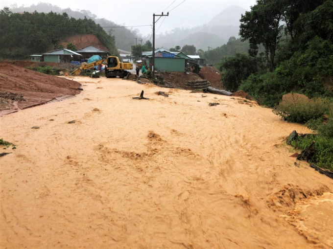Tại huyện Phước Sơn (tỉnh Quảng Nam), một số đoạn đường bị ngập, chia cắt giao thông. Ảnh: CTV.