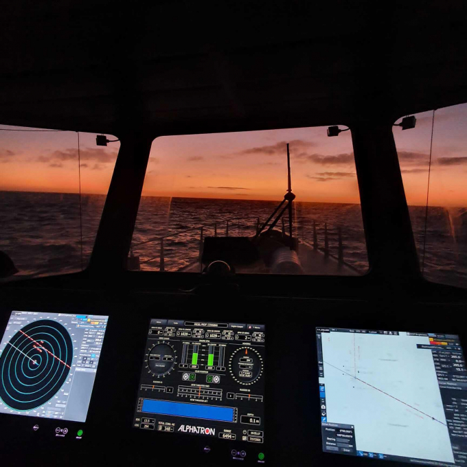 Màn hình điều khiển trên tàu nghiên cứu Ocean Warrior. Ảnh: AP.