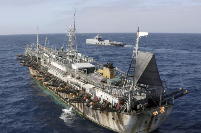 Một tàu cá cắm cờ Trung Quốc ngoài khơi bờ biển phía tây Nam Mỹ. Ảnh: AP.