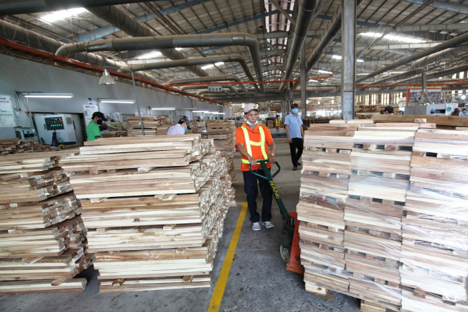 2 khó khăn lớn nhất của doanh nghiệp gỗ khi phục hồi sản xuất là nguyên vật liệu và lao động. Ảnh: Hawa.