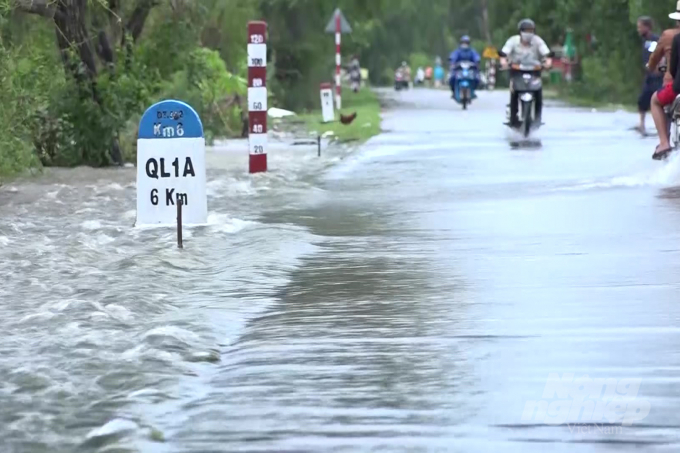Đến sáng 18/10 nhiều tuyến đường tại huyện Hải Lăng vẫn còn ngập nước. Ảnh: Công Điền.