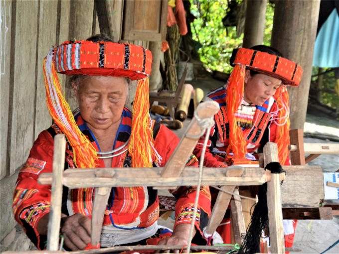  Bà Húng Thị Cháng bên khung cửi dệt thổ cẩm. Ảnh: Đào Thanh.