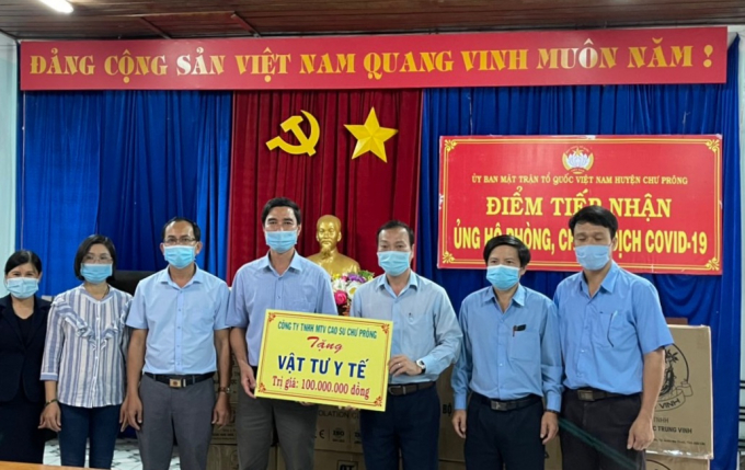 Lãnh đạo công ty trao tặng 100 triệu đồng cho huyện Chư Prông trong công tác phòng chống dịch Covid-19.