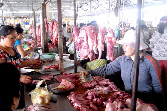 As the price of pigs is declining, many pig farmers in the Mekong Delta proposed to slaughter animals themselves and sell the meat in retail stores; nevertheless, the price will be higher than the price of live pigs. Photo: Le Hoang Vu.