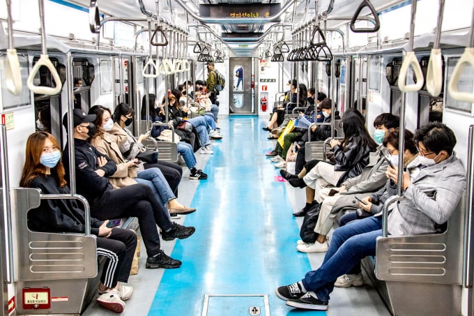 Người dân Hàn Quốc chọn xe buýt, tàu điện ngầm là phương tiện di chuyển chính trong thành phố. Ảnh: Alamy.