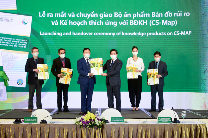 Thứ trưởng Bộ NN-PTNT Lê Quốc Doanh trao ấn phẩm CS-MAP cho đại diện Sở NN-PTNT Hà Nội. Ảnh: Tùng Đinh.
