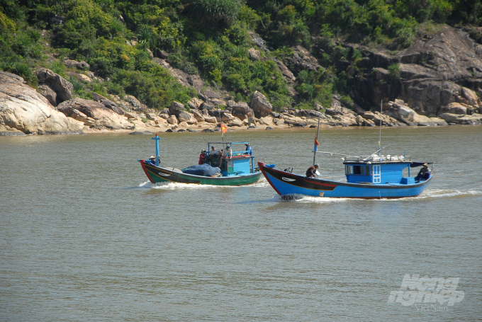 Tàu cá của ngư dân Hoài Nhơn (Bình Định) vào bờ qua cửa biển Tam Quan. Ảnh: Vũ Đình Thung.