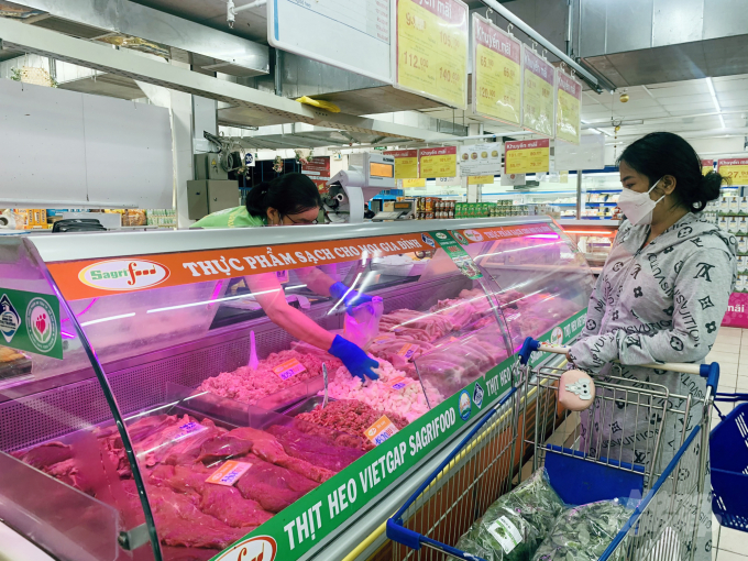 Người tiêu dùng TP.HCM lựa chọn thịt heo tại hệ thống siêu thị hiện đại. Ảnh: Nguyễn Thủy.
