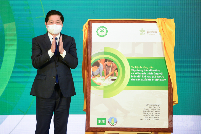 Thứ trưởng Bộ NN-PTNT Lê Quốc Doanh ra mắt tài liệu hướng dẫn xây dựng CS-MAP cho sản xuất lúa ở Việt Nam. Ảnh: Tùng Đinh.