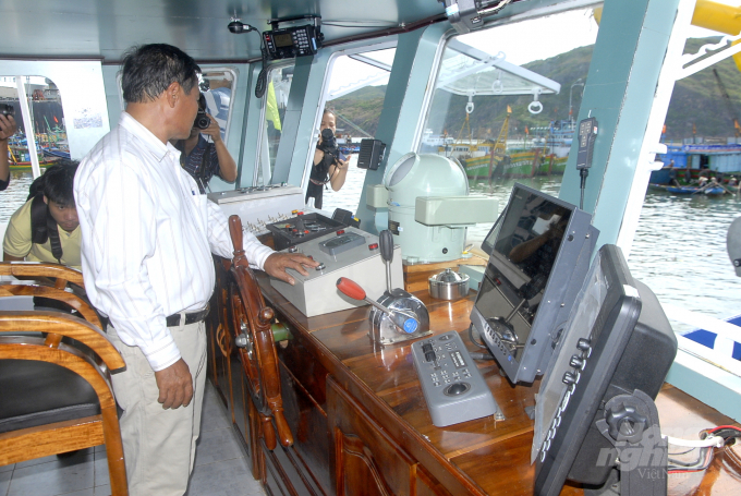 100% tàu cá có chiều dài từ 15m trở lên hoạt động xa bờ ở Bình Định đều đã được lắp đặt thiết bị giám sát hành trình. Ảnh: Vũ Đình Thung.