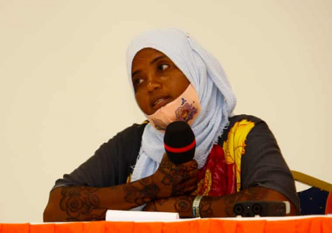 Zulfa Hassan, thành viên của Nhóm Phụ nữ Phục hồi Rừng ngập mặn Mtangawanda. Ảnh: Guardian.