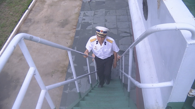 Ông Trần Văn Lịch và đồng đội quay trở lại thăm con tàu Bảo vật quốc gia tại Hải Phòng. Ảnh: Kim Thược.