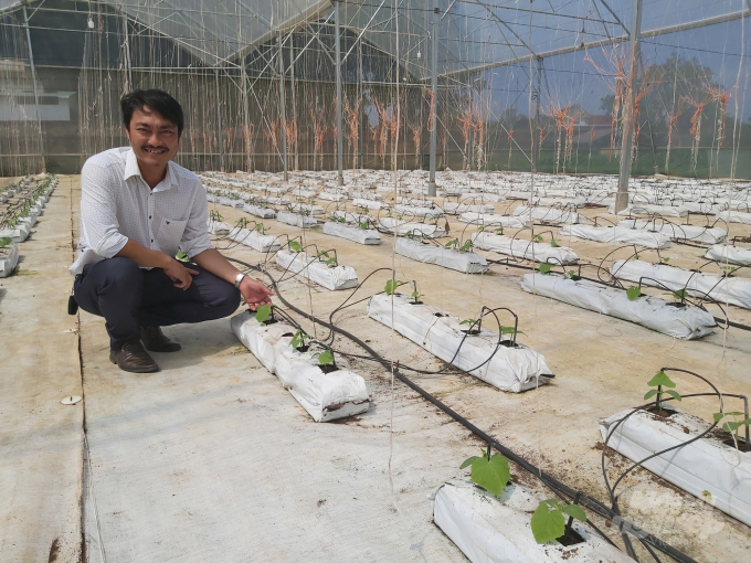 Ông Đặng Trọng Tấn giới thiệu về công nghệ sản xuất rau quả hữu cơ trong nhà màng, nhà lưới. Ảnh: Việt Khánh.