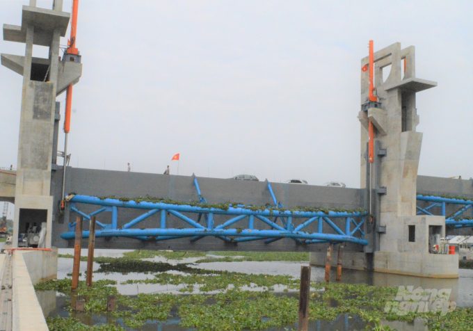 Các công trình thủy lợi trọng điểm được đầu tư, đã giúp tỉnh Kiên Giang kiểm soát mặn, giữ nước ngọt, phát triển sản xuất nông nghiệp và nuôi trồng thủy sản hiệu quả. Ảnh: Trung Chánh.