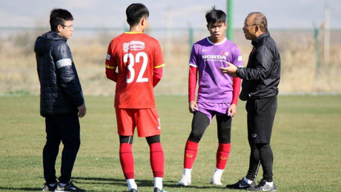 Ông Park Hang-seo đang tập luyện cùng U23 Việt Nam. Ảnh: VFF.
