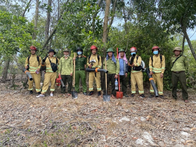 Chi cục Kiểm lâm vùng 4 phối hợp chữa cháy rừng tại tỉnh Quảng Nam.
