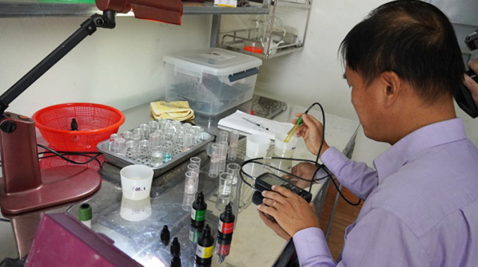 TS Đỗ Mạnh Hào đang kiểm tra chất lượng nguồn nước sau khi được lọc tuần hoàn. Ảnh: Đinh Mười.