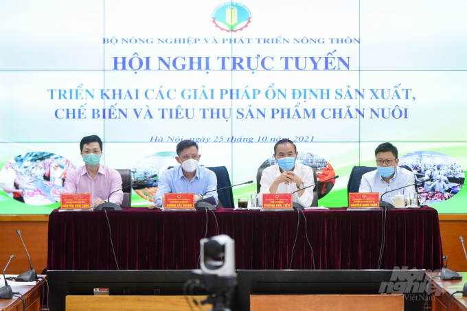 On October 25th, Deputy Minister of Agriculture and Rural Development Phung Duc Tien chaired an online conference to deploy solutions to stabilize the production, processing and consumption of livestock products. Photo: Tung Dinh.