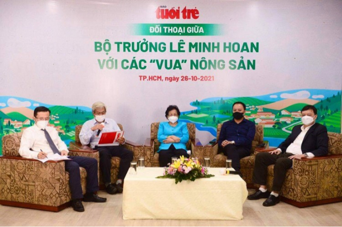 Representatives of large enterprises of the southern region had a dialogue with Minister Le Minh Hoan at the bridgepoint of Tuoi Tre Newspaper. Photo: BTC.