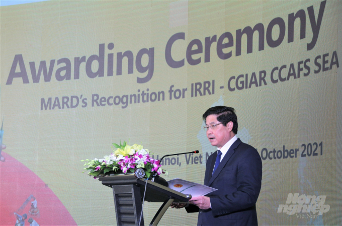 Deputy Minister of Agriculture and Rural Development Le Quoc Doanh addresses the awarding ceremony on MARD's Recognition for IRRI-CGIAR CCAFS in Southeast Asia. Photo: Pham Hieu.