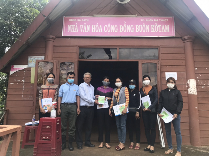 Nông dân buôn Kô Tam thuộc HTX Ea Tu (TP. Buôn Ma Thuột) nhận Sổ tay quản lý cỏ dại do Tổ chức GCP hỗ trợ. Ảnh: Đình Phượng.
