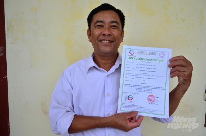 Ông Hữu vui với tấm giấy chứng nhận VietGAP của HTX Thủy sản Trầm Lộng. Ảnh: Dương Đình Tường.