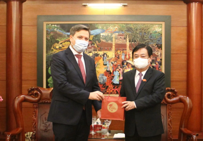 Bộ trưởng Bộ NN-PTNT Lê Minh Hoan tiếp đón Đại sứ Cộng hòa Ba Lan Wojciech Gerwel ngày 27/10. Ảnh: Linh Linh.