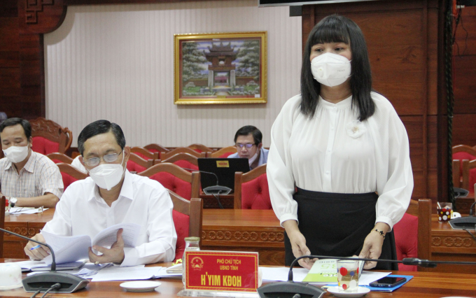 Bà H'Yim Kdoh, Phó chủ tịch UBND tỉnh Đăk Lăk cho biết việc lập danh sách hỗ trợ cho người lao động, người sử dụng lao động còn nhiều khó khăn. Ảnh: Quang Yên.