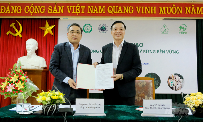 Nguyen Quoc Tri, Director of Vietnam Administration of Forestry and Vo Dai Hai, Director of Vietnamese Academy of Forest Science signed an agreement. Photo: Bao Thang.