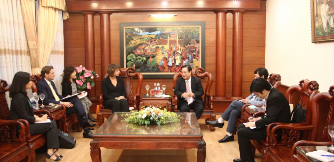 Bộ trưởng Bộ NN-PTNT Lê Minh Hoan tiếp Đại sứ Vương quốc Hà Lan tại Việt Nam Elsbeth Akkerman. Ảnh: Linh Linh.