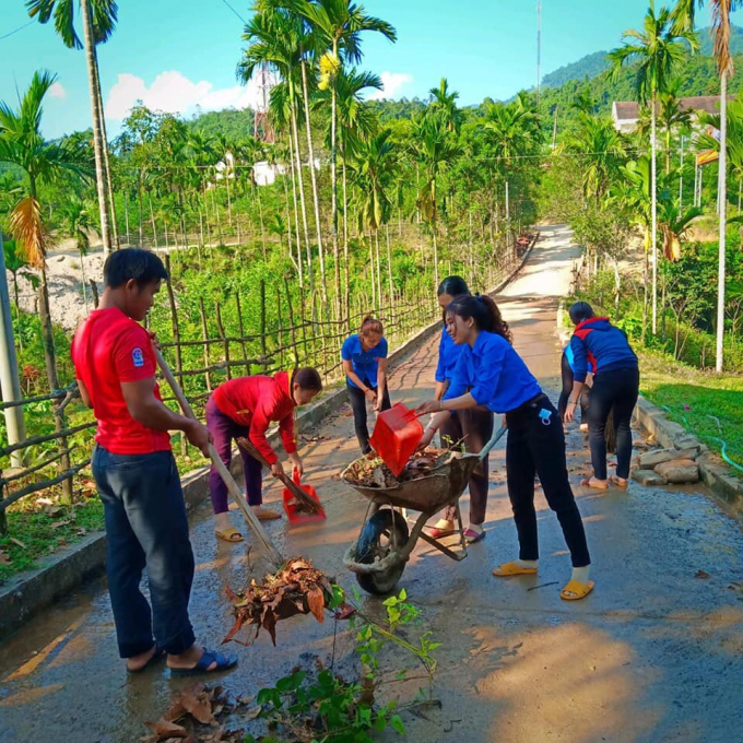 Thanh niên xã An Vinh dọn sạch đường làng ngõ xóm. Ảnh: V.Đ.T