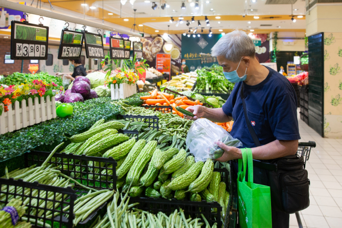 Người tiêu dùng chọn mua rau củ tại siêu thị ở thành phố Nam Kinh, tỉnh Giang Tô. Ảnh: CND
