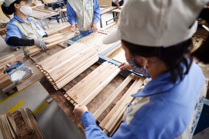 Despite many difficulties, the wood industry is confident to reach the export target of  USD 14.5 billion. Photo: Bao Thang.